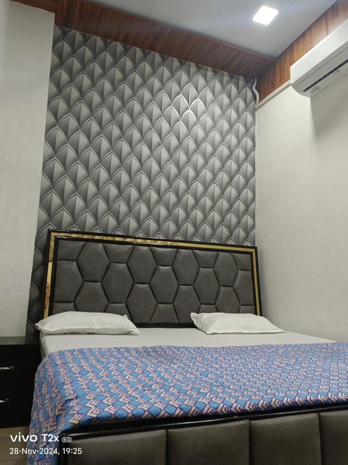 Hari Krishnam Residency Hotel Mathura Buitenkant foto